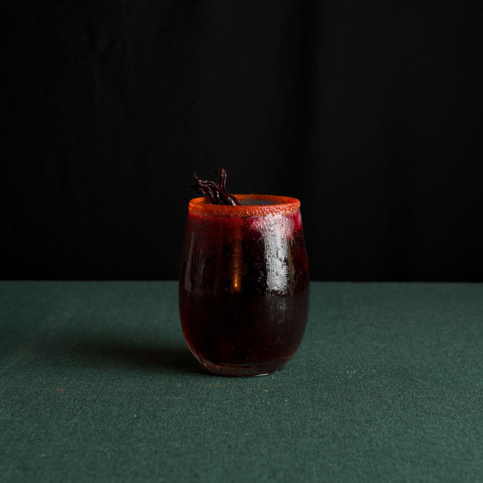 Mezcalita terminada con flor de jamaica