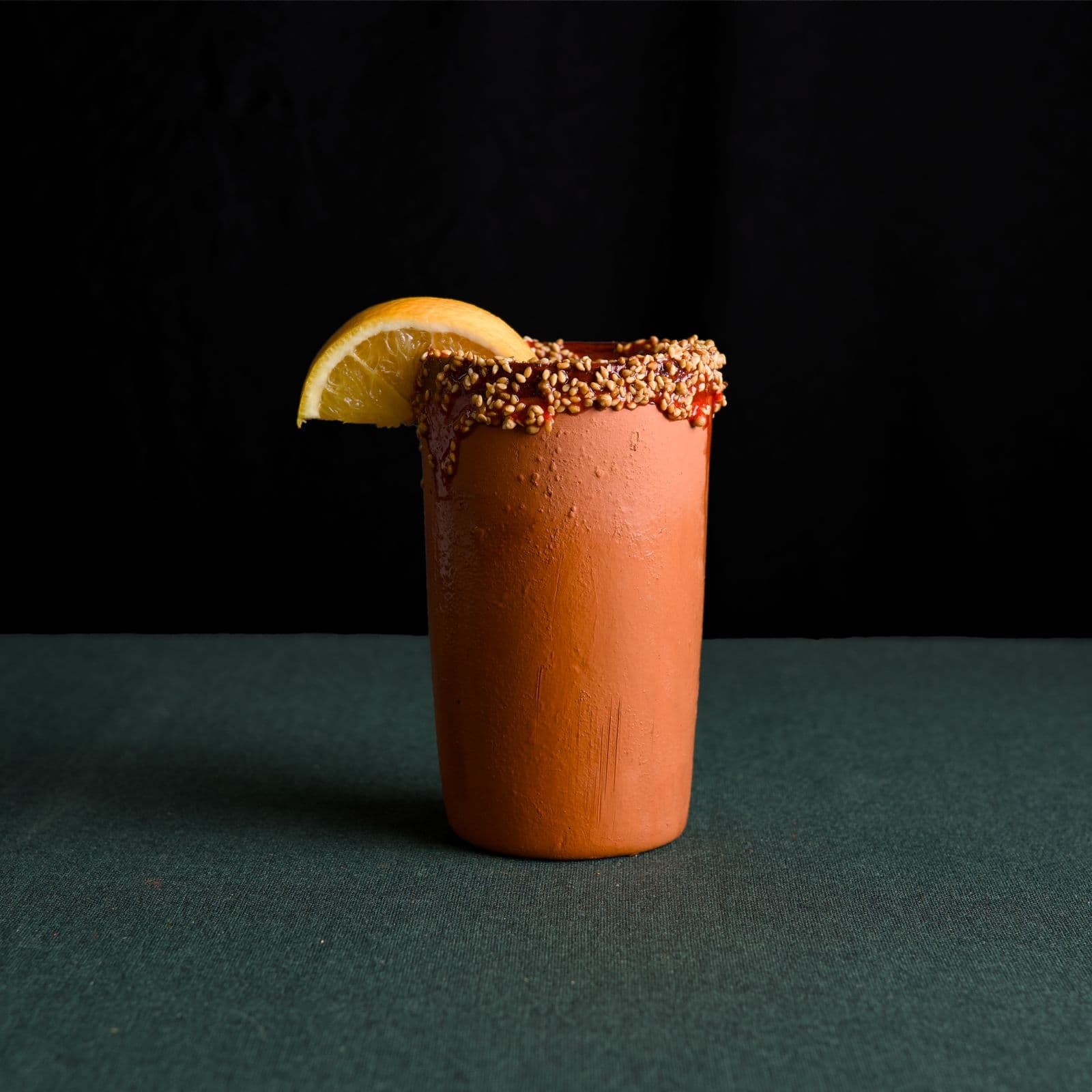 Michelada con escarchado personalizado de chamoy y chile