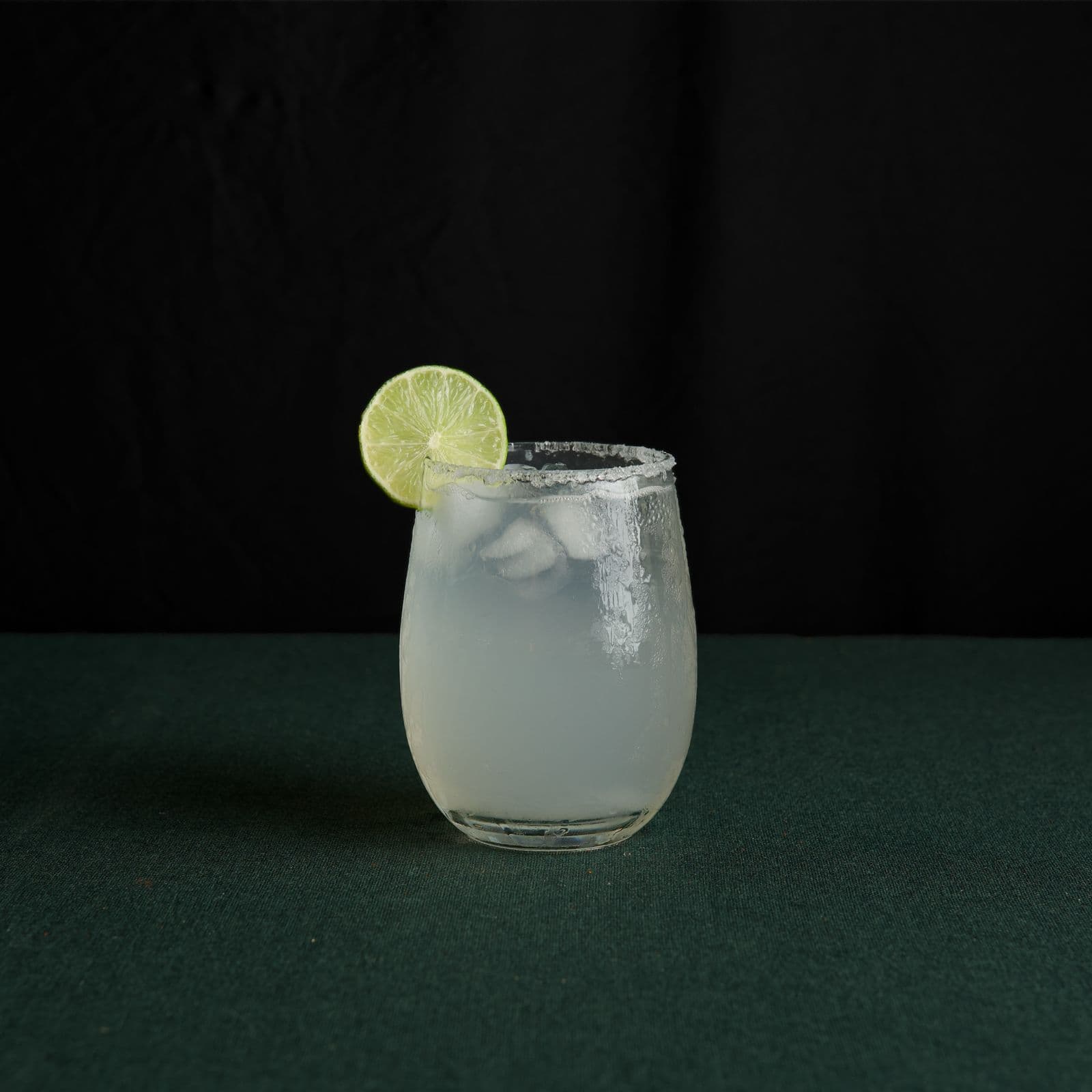 Paloma servida con rodaja de toronja